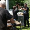 Skulpturenpark Bau - Achim, Ulla und Wolfgang beim Armieren 01